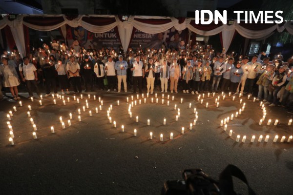Simbol Persatuan, Relawan Nyalakan 1.000 Lilin di Rumah Prabowo