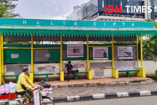 TKN Endus Cara Lama Jatuhkan Prabowo Lewat Koran 98 di Halte