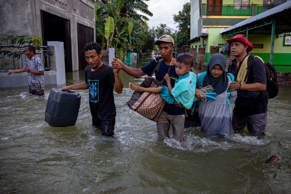 10 Potret Banjir Demak yang Putuskan Jalur Pantura Kudus