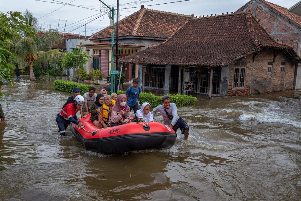 10 Potret Banjir Demak yang Putuskan Jalur Pantura Kudus