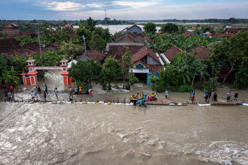 10 Potret Banjir Demak yang Putuskan Jalur Pantura Kudus