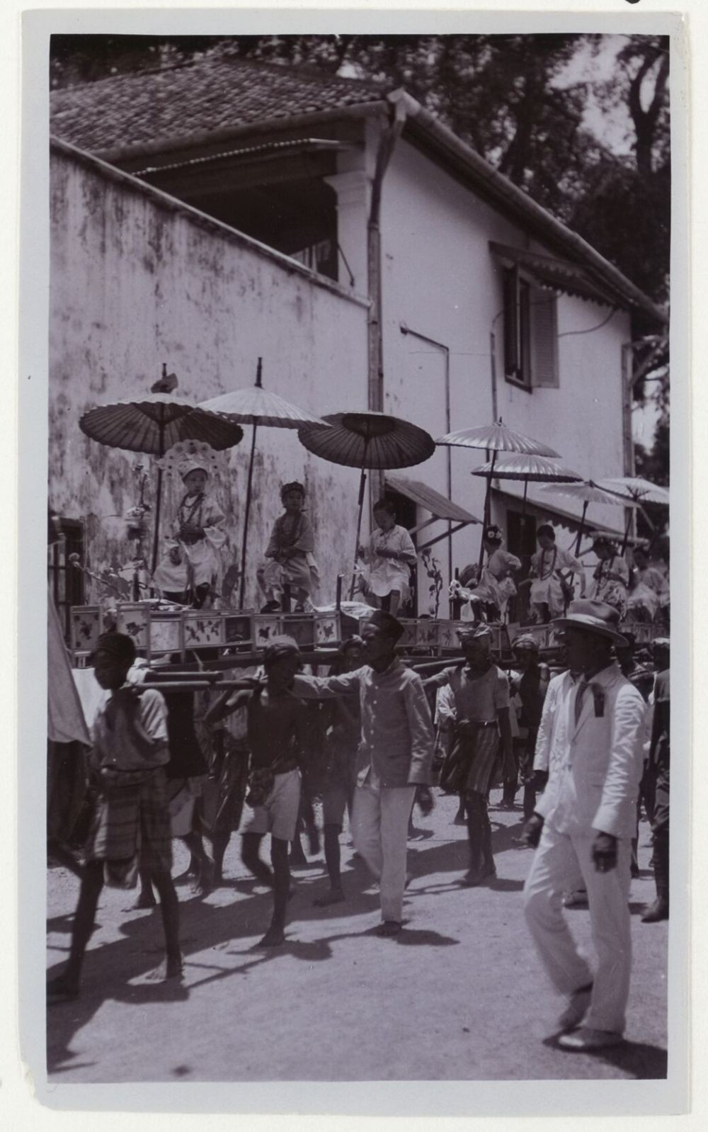 [FOTO] Kehidupan Komunitas Tionghoa di Kota Makassar 100 Tahun Lalu