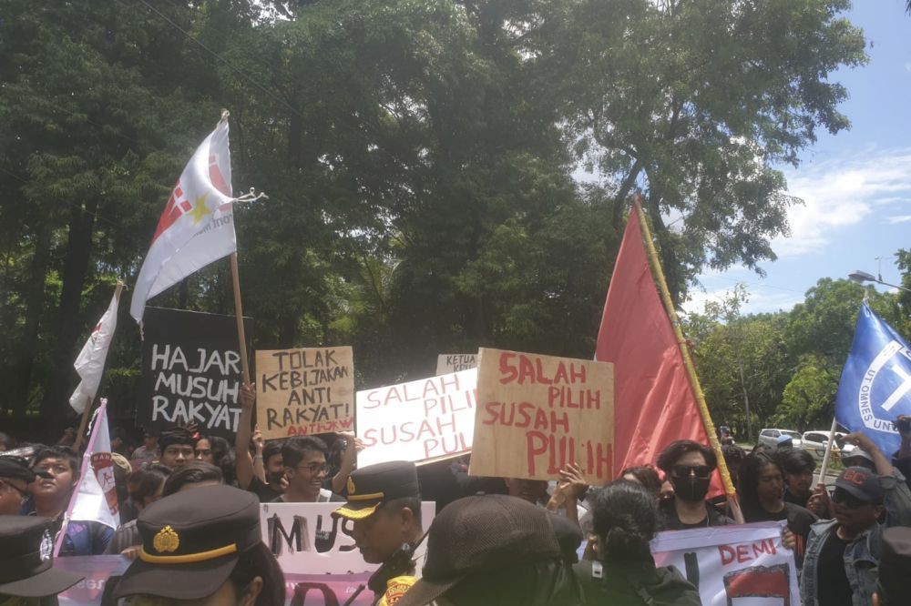 Ratusan Mahasiswa dan Aliansi Mendesak Ketua KPU RI dan Jokowi Mundur 
