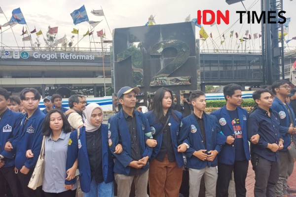 Giliran Sivitas Universitas Trisakti Suarakan Maklumat Lawan Tirani