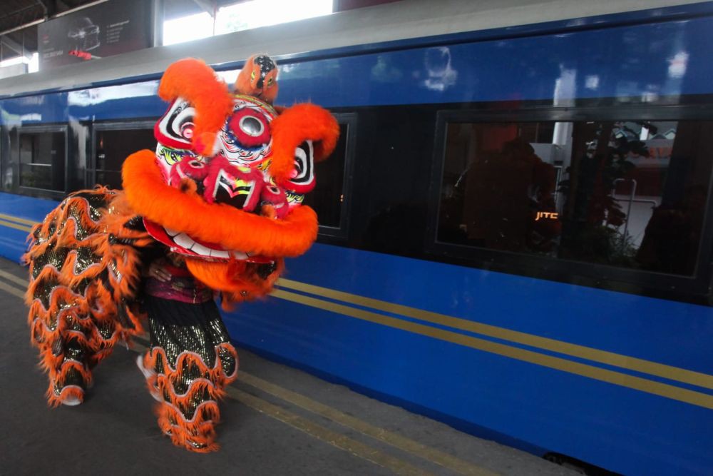 KAI Hibur Penumpang dengan Atraksi Barongsai di Palembang