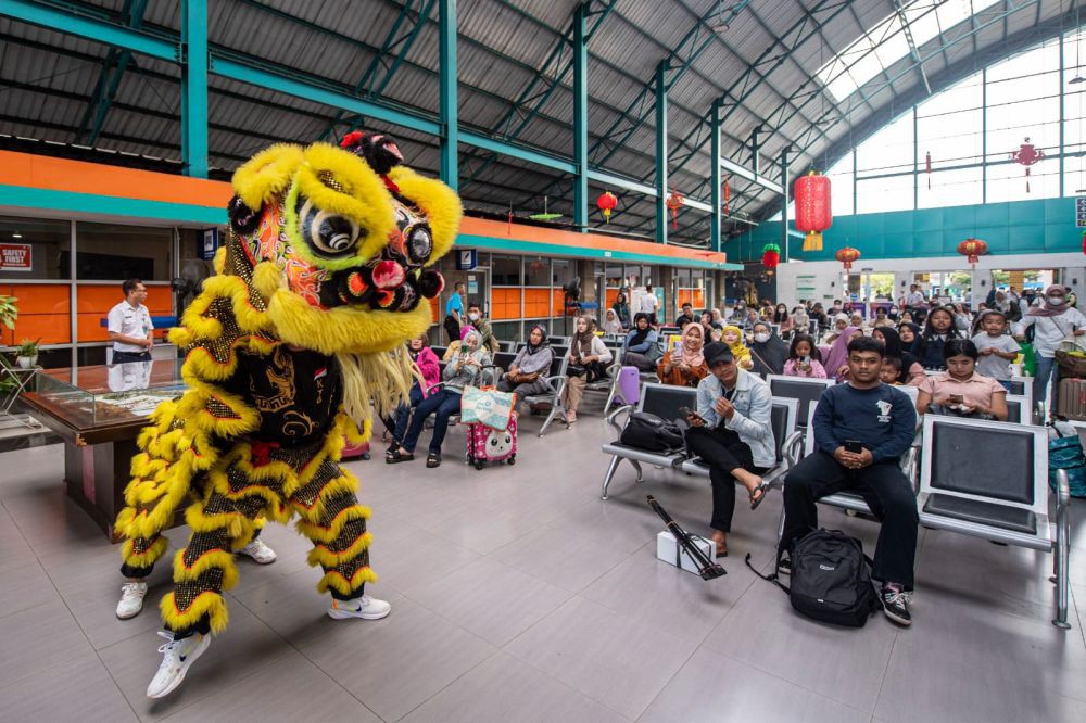 KAI Hibur Penumpang dengan Atraksi Barongsai di Palembang