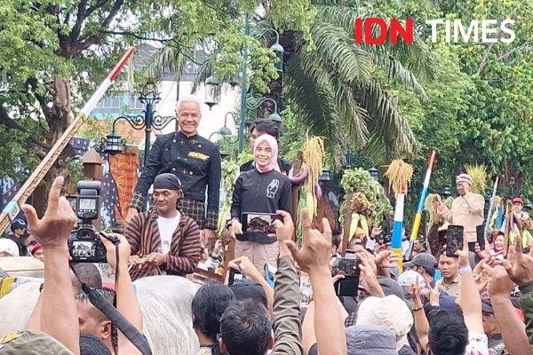 Ganjar-Mahfud Mulai Kampanye Diarak Naik Sapi