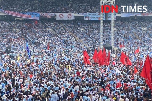 Pendukung Prabowo-Gibran Berdesakan Masuk ke GBK