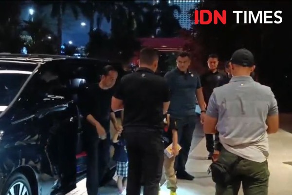 Jokowi Momong Cucu Selama Gibran Kampanye Akbar di GBK