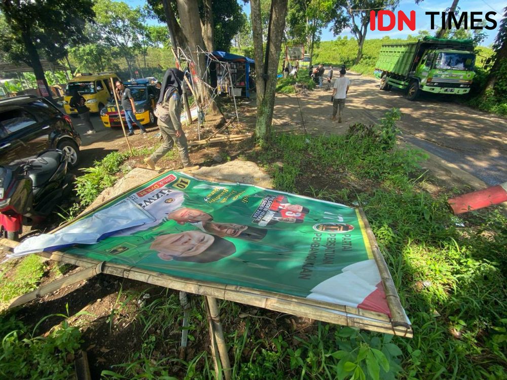 Petugas Bersihkan APK dari Lembang hingga Pelosok Gununghalu