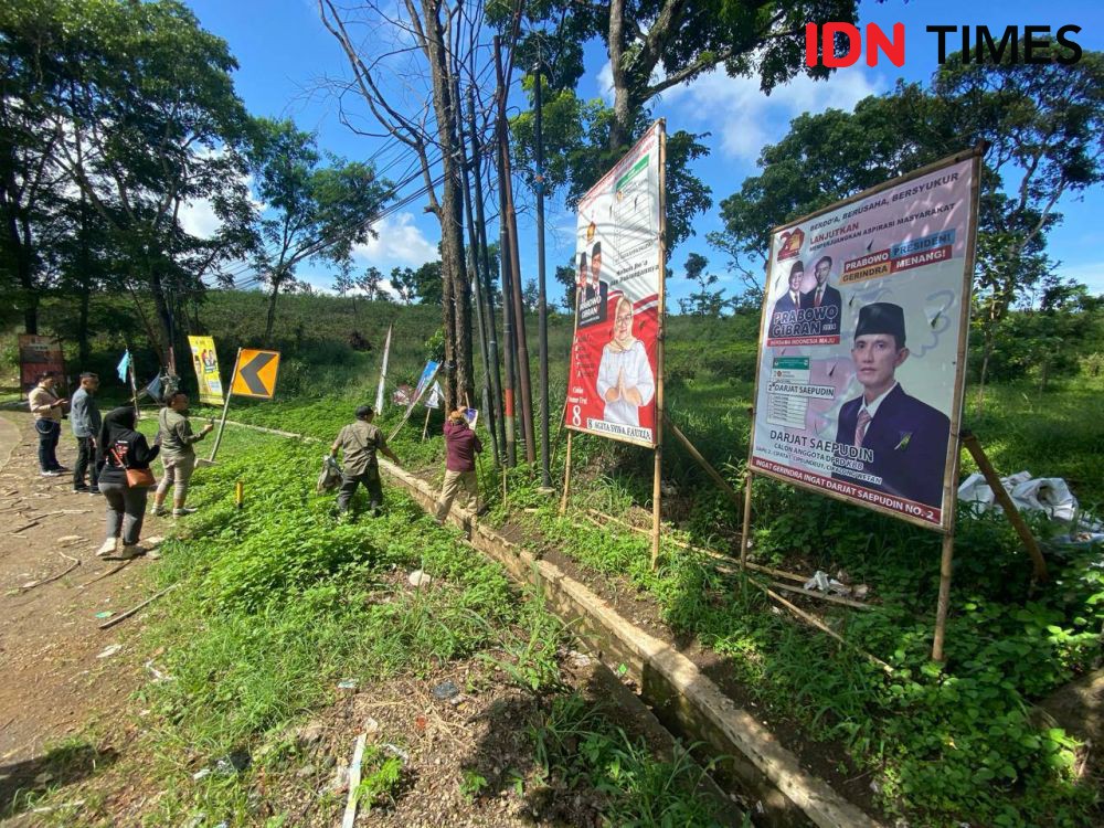 Petugas Bersihkan APK dari Lembang hingga Pelosok Gununghalu