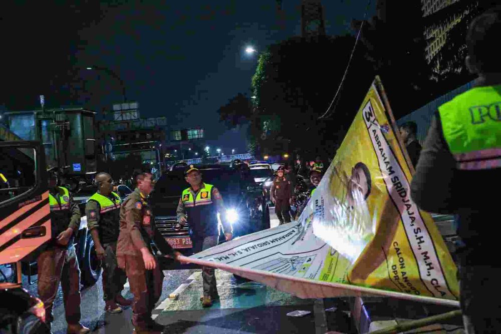 Satpol PP Kota Bandung Turunkan 48 Ribu Alat Peraga Kampanye di Masa Tenang
