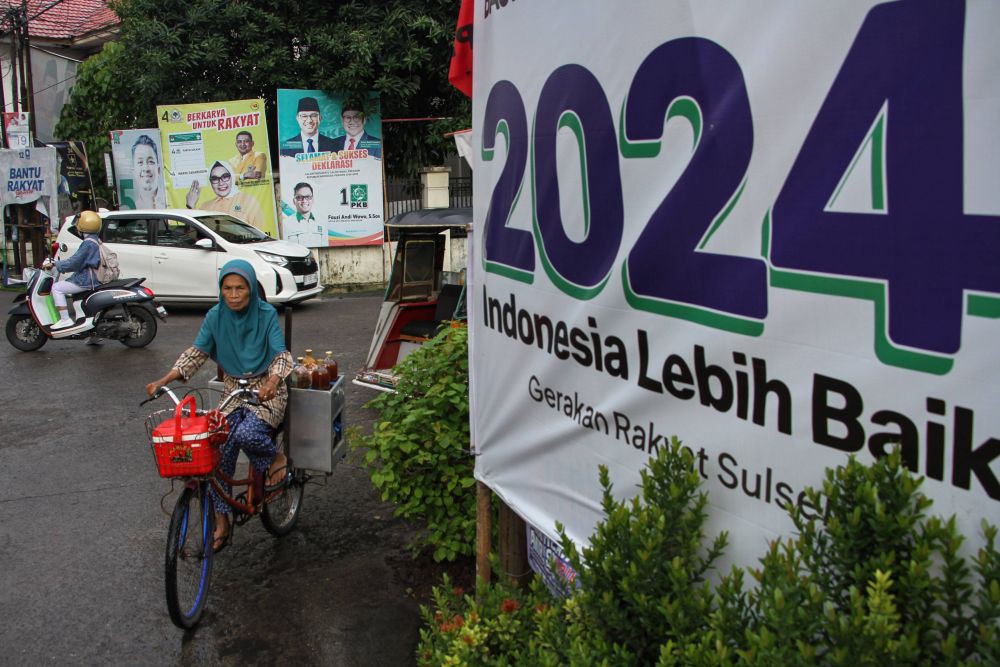[FOTO] Masa Tenang, APK Caleg Masih Terpajang di Makassar