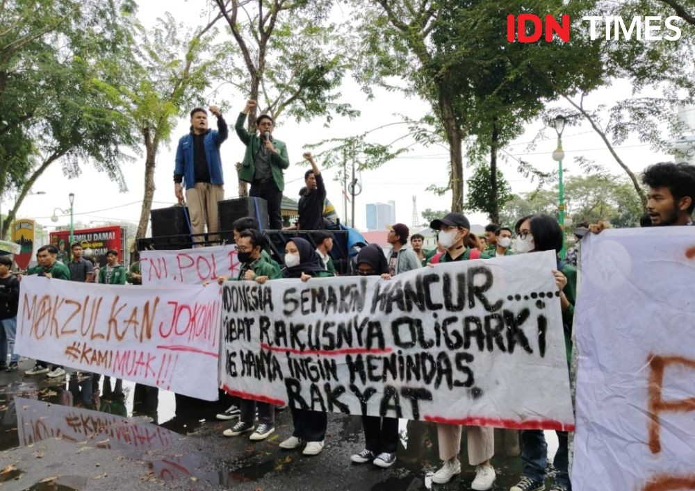 Mahasiswa Demo di DPRD Sumut Protes Jokowi dan Singgung Bobby