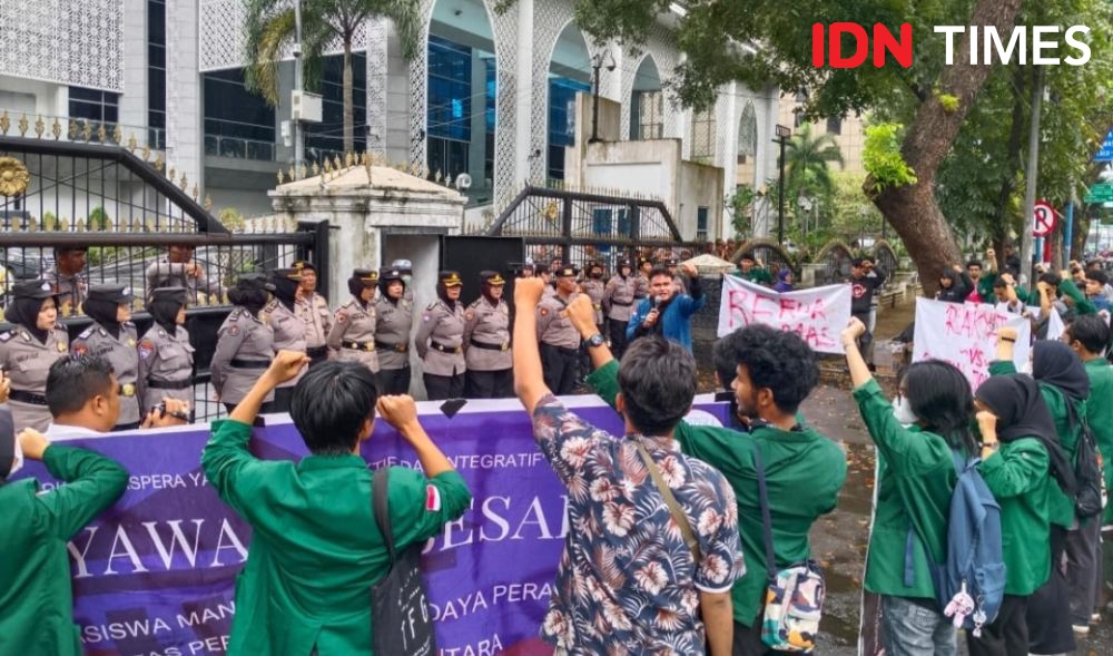 Mahasiswa Demo di DPRD Sumut Protes Jokowi dan Singgung Bobby