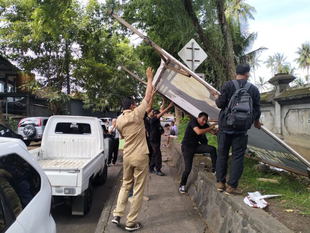 Sampah Alat Peraga Kampanye di Kulon Progo Mencapai 8 Truk Sampah