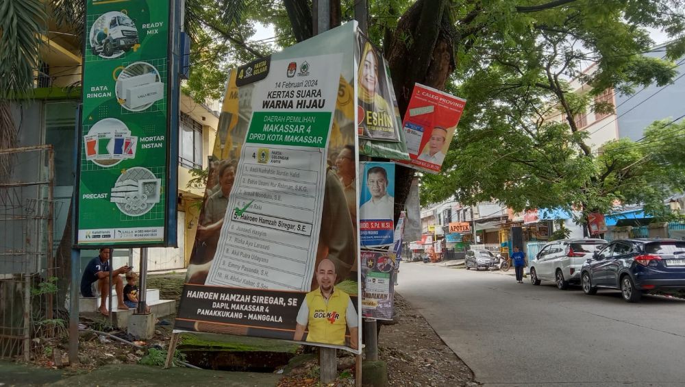 Masa Tenang, Bawaslu Makassar Tertibkan APK yang Masih Terpasang 