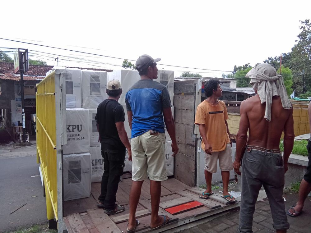 Kehujanan, Puluhan Kotak Suara Pemilu 2024 di Lombok Timur Rusak