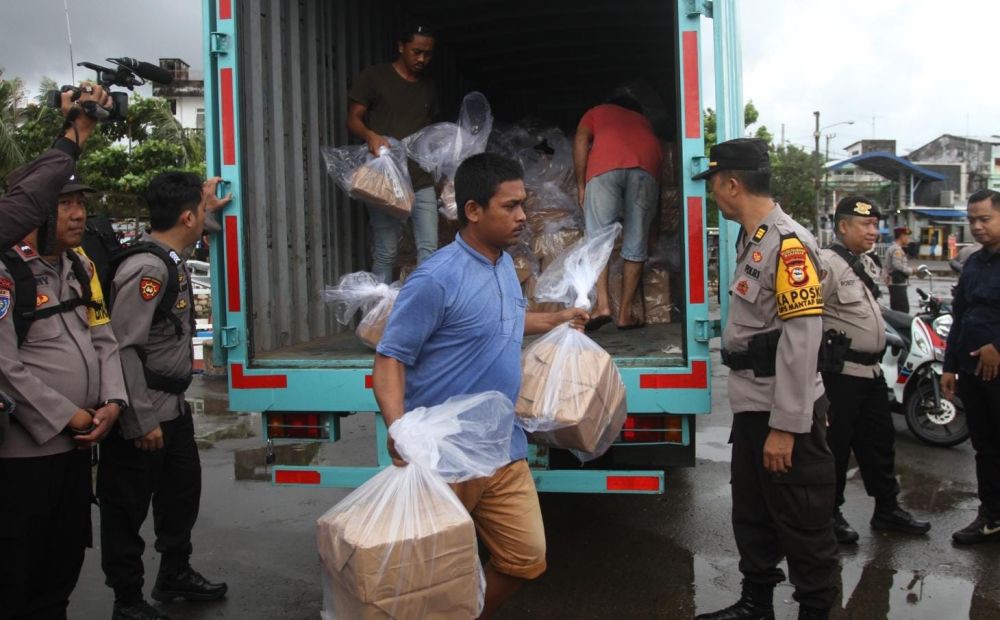 KPU Makassar Distribusi Logistik Pemilu 2024 di Tiga Pulau