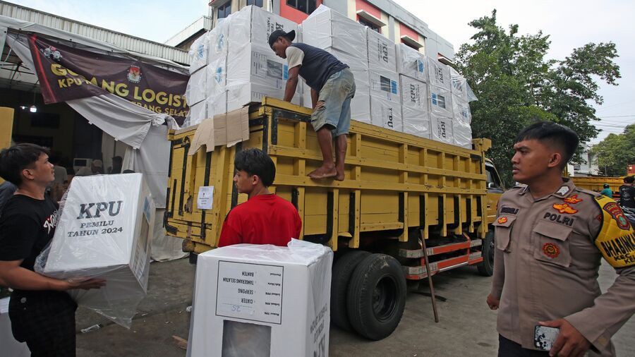 Potret Jibaku Distribusi Logistik Pemilu 2024 di Banten