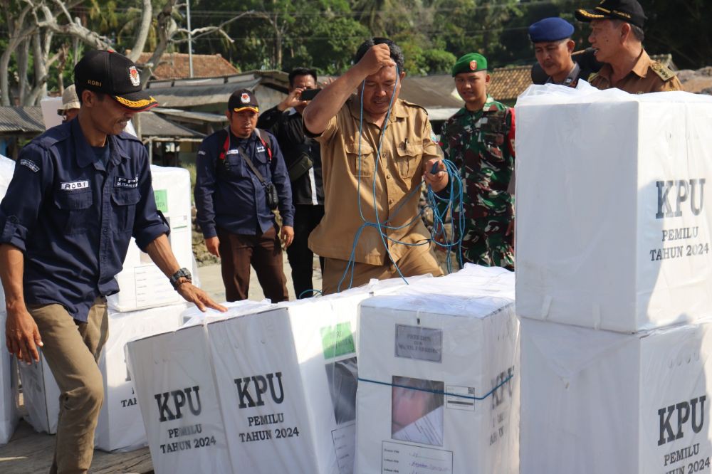 Logistik Pemilu 2024 Tiba di Pulau Sebesi, Dekat Gunung Anak Krakatau