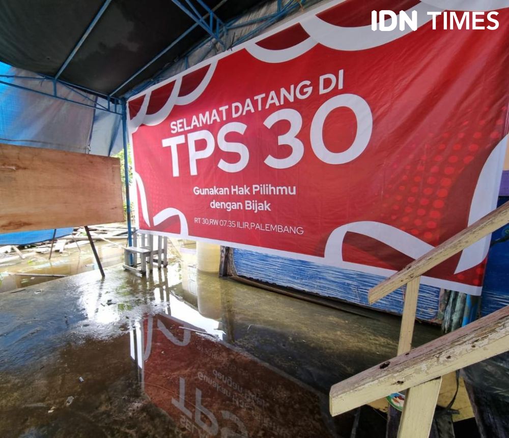 Jelang Pencoblosan, Ada TPS di Palembang Terendam Banjir