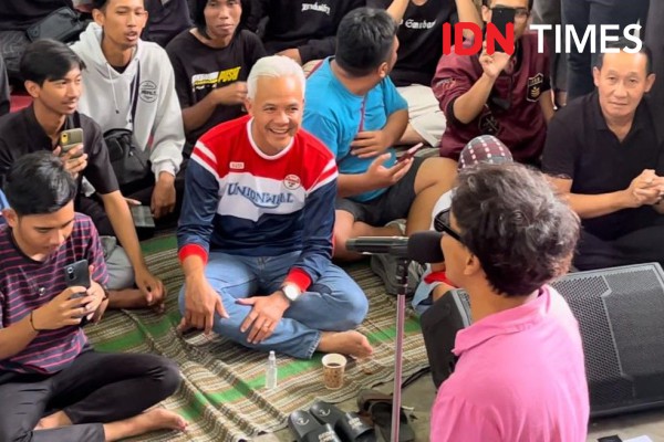 H-1 Nyoblos, Ganjar Nongkrong Bareng Slank dan Slankers di Semarang