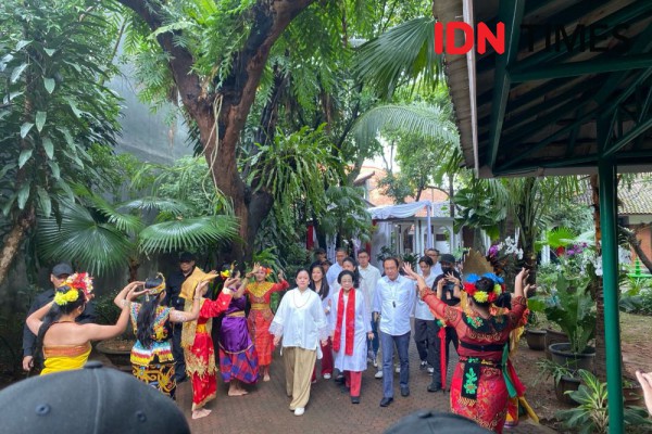 Selesai Nyoblos, Megawati Acungkan Tiga Jari