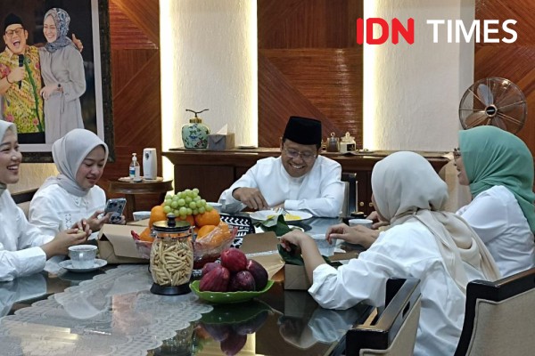 Cak Imin Sarapan Bareng Keluarga Jelang Mencoblos di TPS 023 Kemang