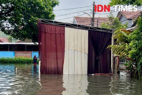 Warga Ciledug Harus Lewati Banjir Demi Ikut Nyoblos