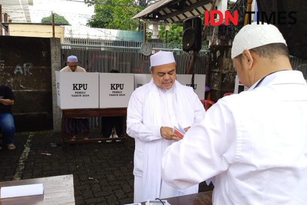Datang di Momen Injury Time, Habib Rizieq Mencoblos di TPS 47