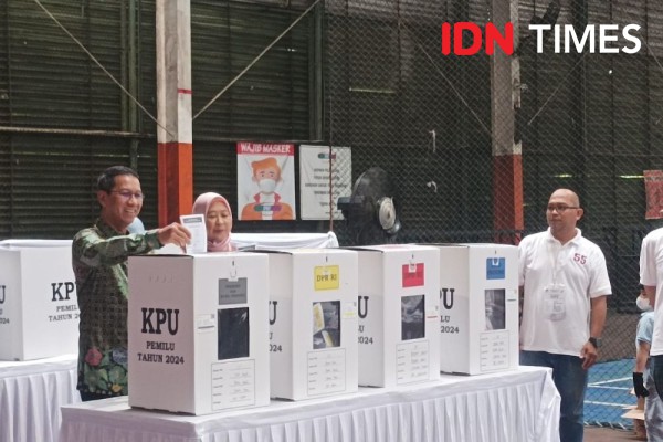 Pakai Batik Hijau, Heru dan Istri Nyoblos di TPS Duren Sawit