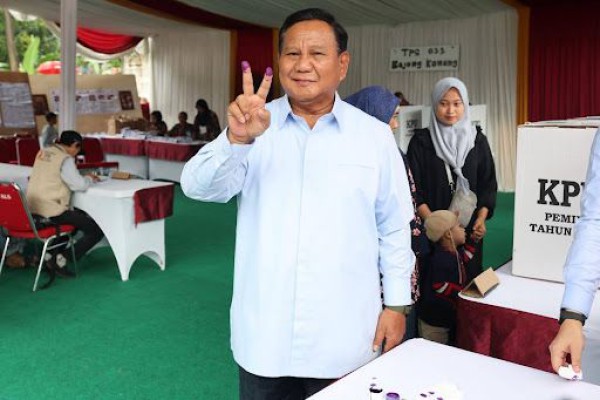 Prabowo Nyoblos di TPS 033 Bojong Koneng, Beri Pose Salam Dua Jari