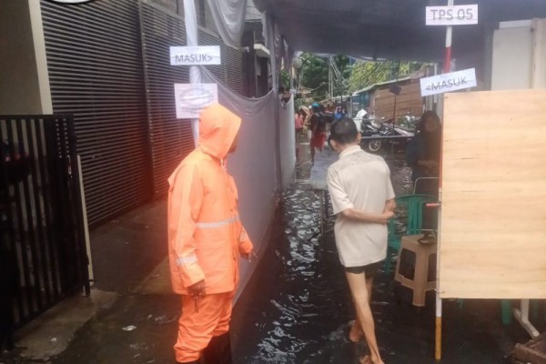 Hujan Guyur Jakarta, TPS Menteng Tergenang