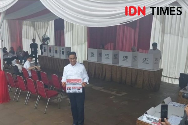 Anies Baswedan Jalan Kaki ke TPS 60