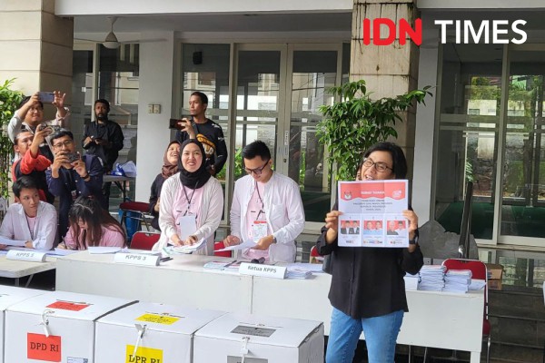 Sri Mulyani Nyoblos di Bintaro, Pakai Kemeja, Jeans dan Sneakers