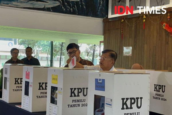 Jusuf Kalla Pantau Hasil Quick Count Pilpres 2024 di Rumah