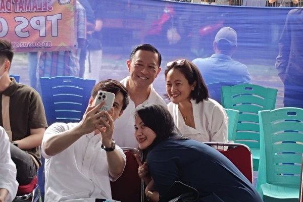 Tom Lembong Nyoblos di TPS 008, Langsung Diajak Foto Warga