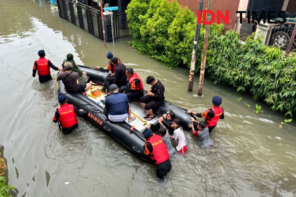 Tim SAR Turun Tangan Antar Warga Ciledug Nyoblos