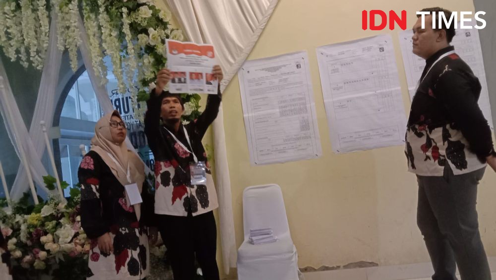 TPS di Makassar PSU Gegara 6 Pramugari Tak Terdaftar DPT Ikut Nyoblos