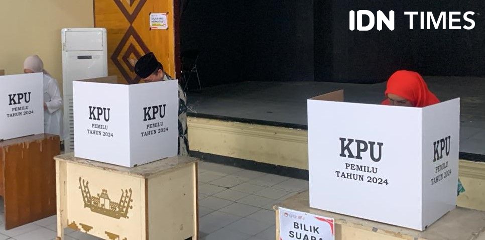 Wali Kota Eva Dwiana dan Keluarga Nyoblos di TPS Dekat Rumah