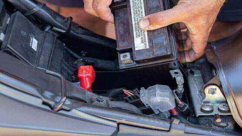 5 Cara Cas Aki Motor, Ternyata Caranya Mudah!
