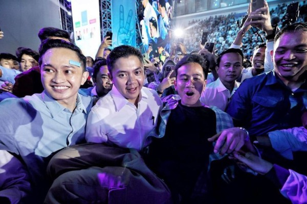 Aksi Kocak Gibran Digendong Mayor Teddy: Mimpi Apa Semalam?