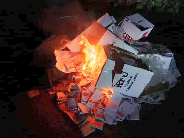 Polisi Buru 10 Tersangka yang Membakar 68 Kotak Suara di Bima