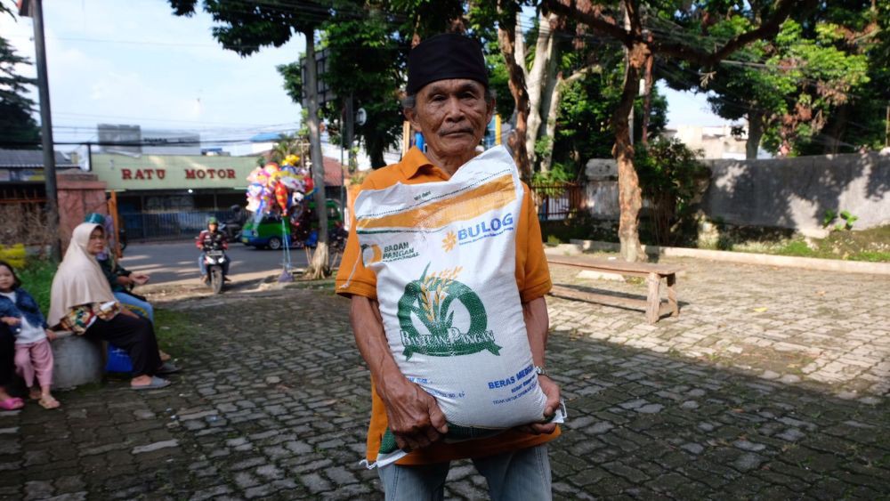 Ratusan Warga Ngawi Berdesakan Demi Membeli Beras Murah