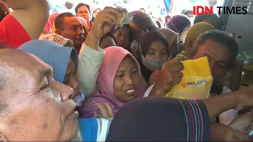 Ratusan Warga Ngawi Berdesakan Demi Membeli Beras Murah