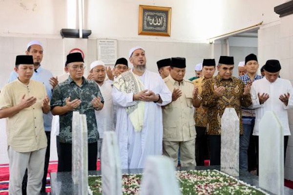 Ratusan Warga Sambut Prabowo Saat Ziarah ke Makam Habib Ali Kwitang