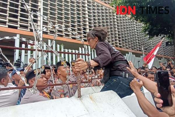 Demo Ricuh, Massa Paksa Masuk Gedung Bawaslu