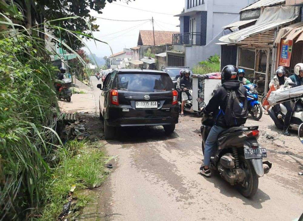 Jalur Akses Wisata di KBB Rusak Parah, Mobil Sulit Melintas