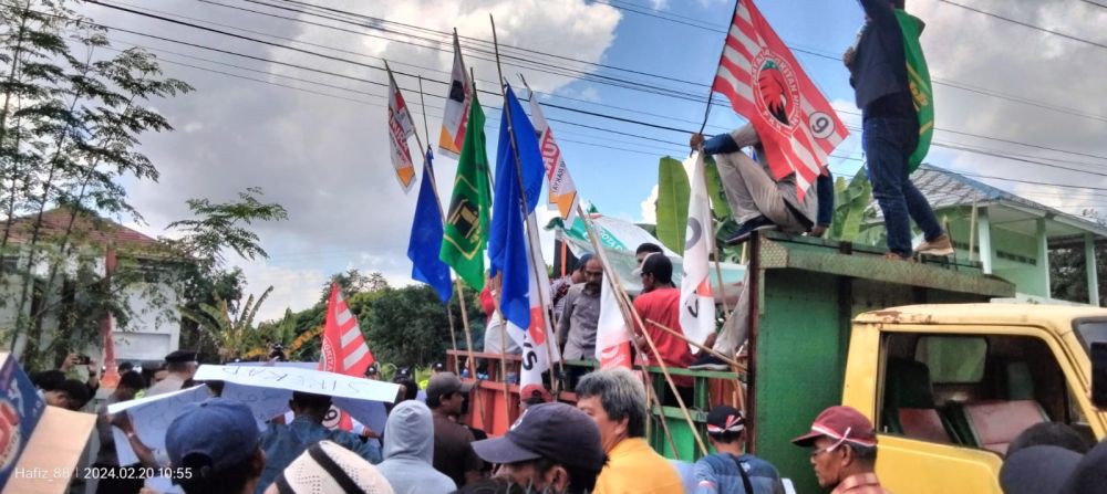 Ratusan Massa Geruduk KPU Muba, Minta Penghitungan Ulang di 7 Dapil